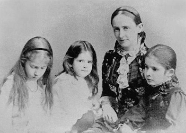 File:Clara Jean Livy and Susy 1880s - Mark Twain’s wife and daughters.JPG