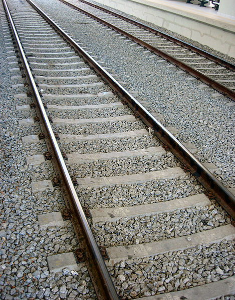 File:Rail tracks @ Coina train station 04.jpg