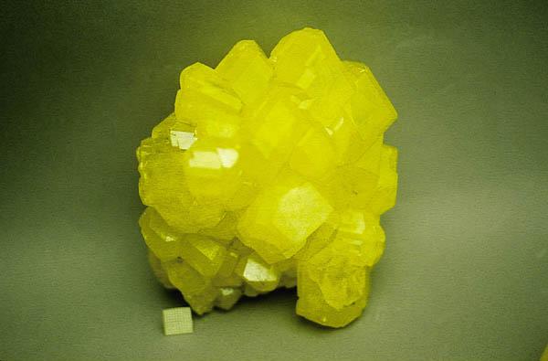 File:Sulfur crystals.jpg