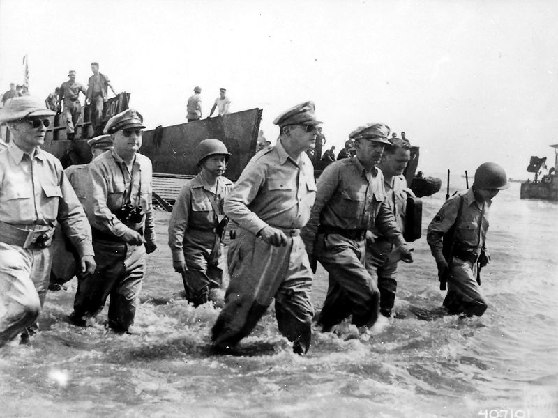 File:Douglas MacArthur lands Leyte.jpg