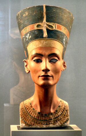 379px-Nefertiti altes Museum1.jpg