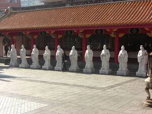 Koshi-byo-nagasaki-statues.jpg