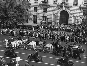 Franklin Roosevelt funeral procession 1945.jpg