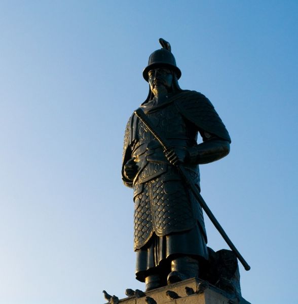 File:Statue of Admiral Yi at Busan.jpg
