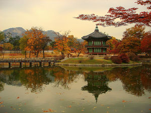 Gyeongbok Palace in autumn.jpg